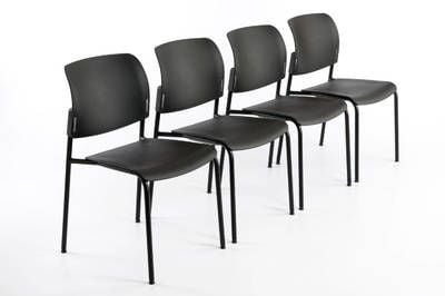 Der pflegeleichte Kunststoffstuhl eignet sich gut für Wartezimmer